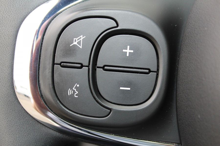 Fiat 500 1.0-70pk Mild-Hybrid 'Dolcevita'. 'Het goede leven' dat is het bezit van en het rijden in deze bloedmooie Italiaan ! Panoramadak, Autm. airco, Cruise Control, Navigatie by AppleCarplay/Android auto, Bluetooth telefoonvoorb., pdc achter etc.