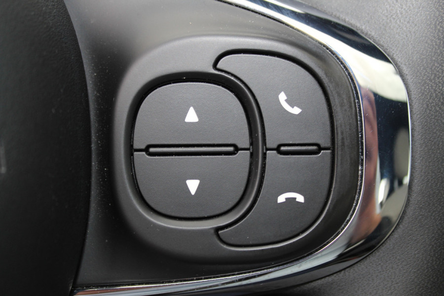 Fiat 500 1.0-70pk Mild-Hybrid 'Dolcevita'. 'Het goede leven' dat is het bezit van en het rijden in deze bloedmooie Italiaan ! Panoramadak, Autm. airco, Cruise Control, Navigatie by AppleCarplay/Android auto, Bluetooth telefoonvoorb., pdc achter etc.
