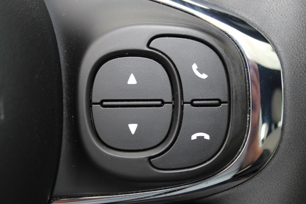 Fiat 500 1.0-70pk Mild-Hybrid 'Dolcevita'. 'Het goede leven' dat is het bezit van en het rijden in deze bloedmooie Italiaan ! Panoramadak, Autm. airco, Cruise Control, Navigatie by AppleCarplay/Android auto, Bluetooth telefoonvoorb., pdc achter etc.