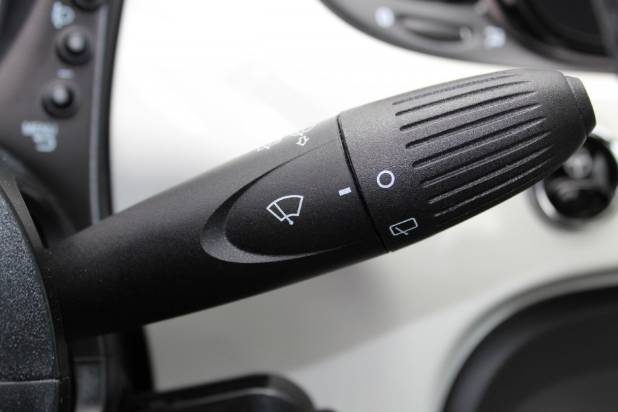 Fiat 500 1.0-70pk Mild-Hybrid 'Dolcevita'. 'Het goede leven' dat is het bezit van en het rijden in deze bloedmooie Italiaan ! Panoramadak, Autm. airco, Cruise Control, Navigatie by AppleCarplay/Android auto, Bluetooth telefoonvoorb., pdc achter etc.