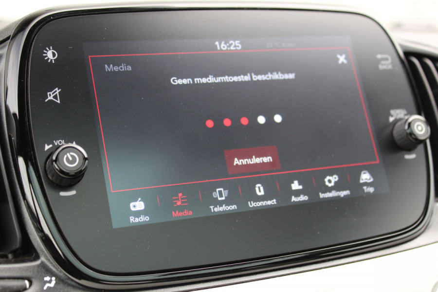 Fiat 500 1.0-70pk Mild-Hybrid 'Dolcevita'. 'Het goede leven' dat is het bezit van en het rijden in deze bloedmooie Italiaan ! Panoramadak, Autm. airco, Cruise Control, Navigatie by AppleCarplay/Android auto, Bluetooth telefoonvoorb., pdc achter etc.