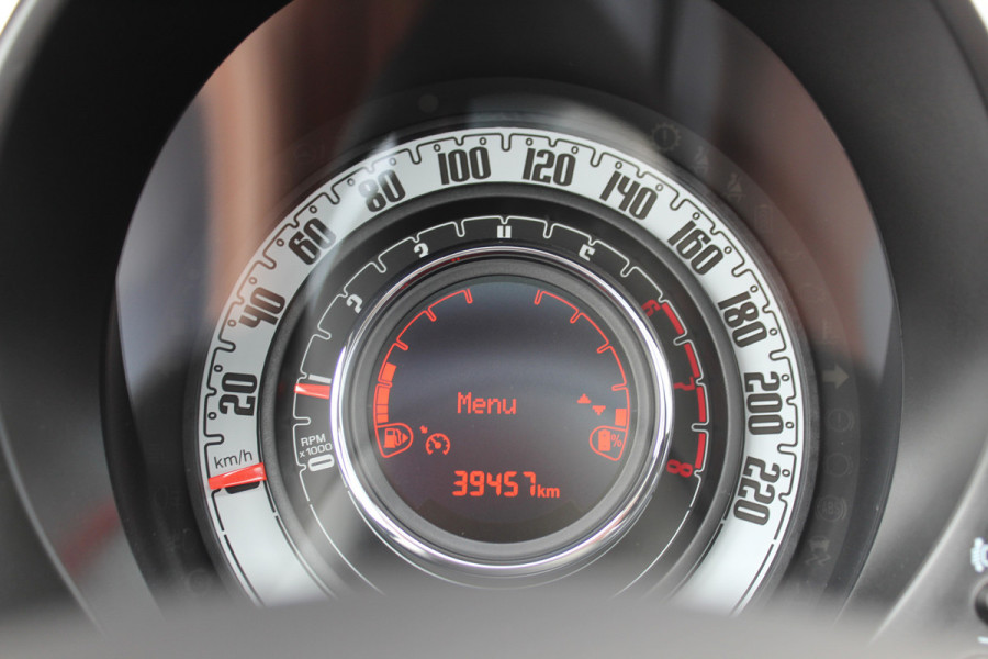 Fiat 500 1.0-70pk Mild-Hybrid 'Dolcevita'. 'Het goede leven' dat is het bezit van en het rijden in deze bloedmooie Italiaan ! Panoramadak, Autm. airco, Cruise Control, Navigatie by AppleCarplay/Android auto, Bluetooth telefoonvoorb., pdc achter etc.