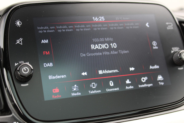 Fiat 500 1.0-70pk Mild-Hybrid 'Dolcevita'. 'Het goede leven' dat is het bezit van en het rijden in deze bloedmooie Italiaan ! Panoramadak, Autm. airco, Cruise Control, Navigatie by AppleCarplay/Android auto, Bluetooth telefoonvoorb., pdc achter etc.