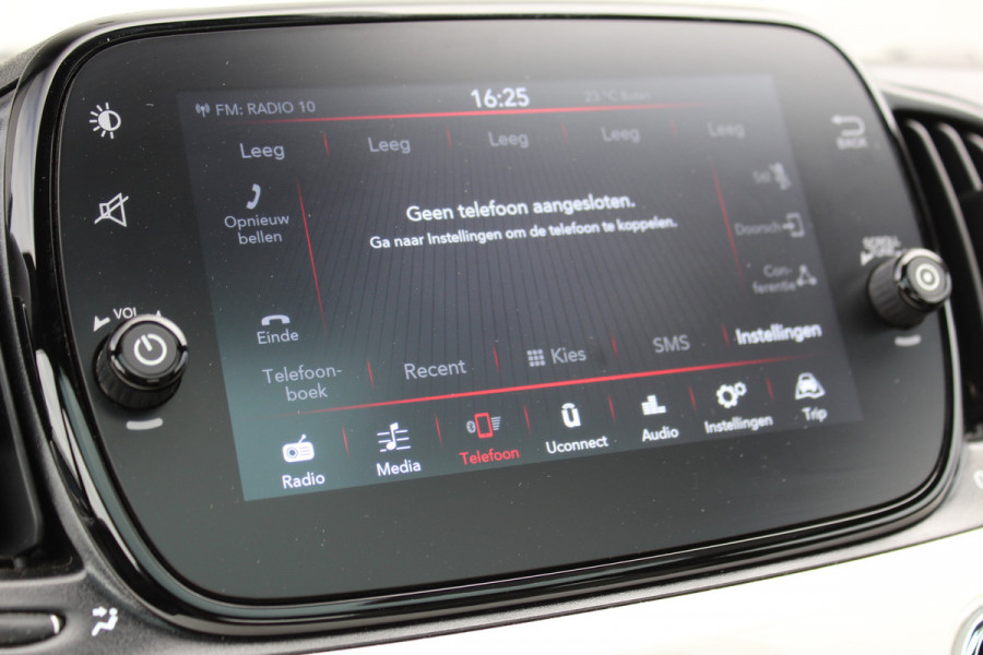 Fiat 500 1.0-70pk Mild-Hybrid 'Dolcevita'. 'Het goede leven' dat is het bezit van en het rijden in deze bloedmooie Italiaan ! Panoramadak, Autm. airco, Cruise Control, Navigatie by AppleCarplay/Android auto, Bluetooth telefoonvoorb., pdc achter etc.