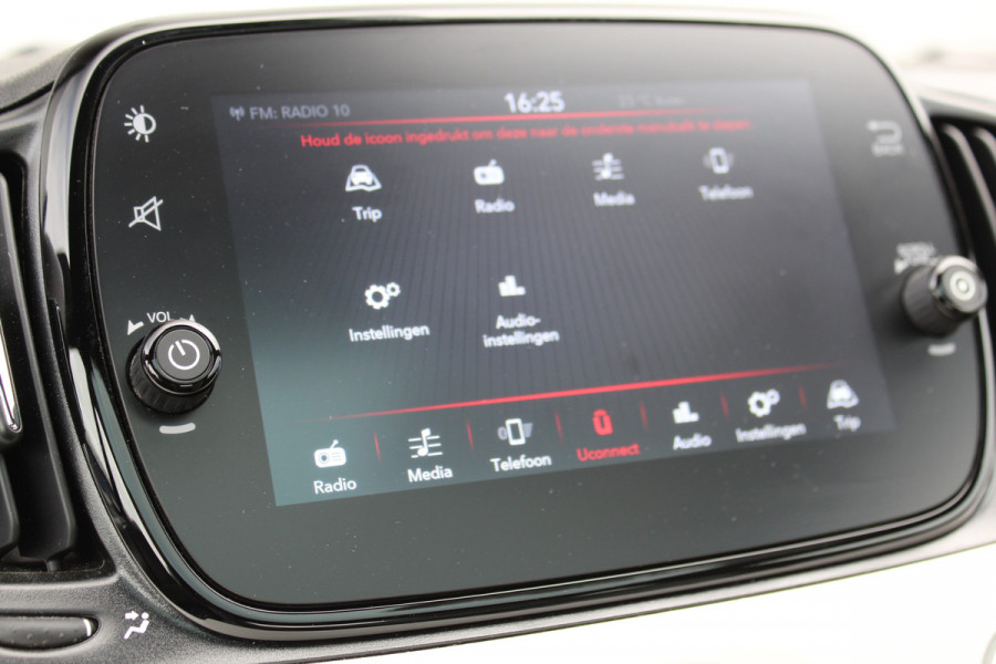 Fiat 500 1.0-70pk Mild-Hybrid 'Dolcevita'. 'Het goede leven' dat is het bezit van en het rijden in deze bloedmooie Italiaan ! Panoramadak, Autm. airco, Cruise Control, Navigatie by AppleCarplay/Android auto, Bluetooth telefoonvoorb., pdc achter etc.