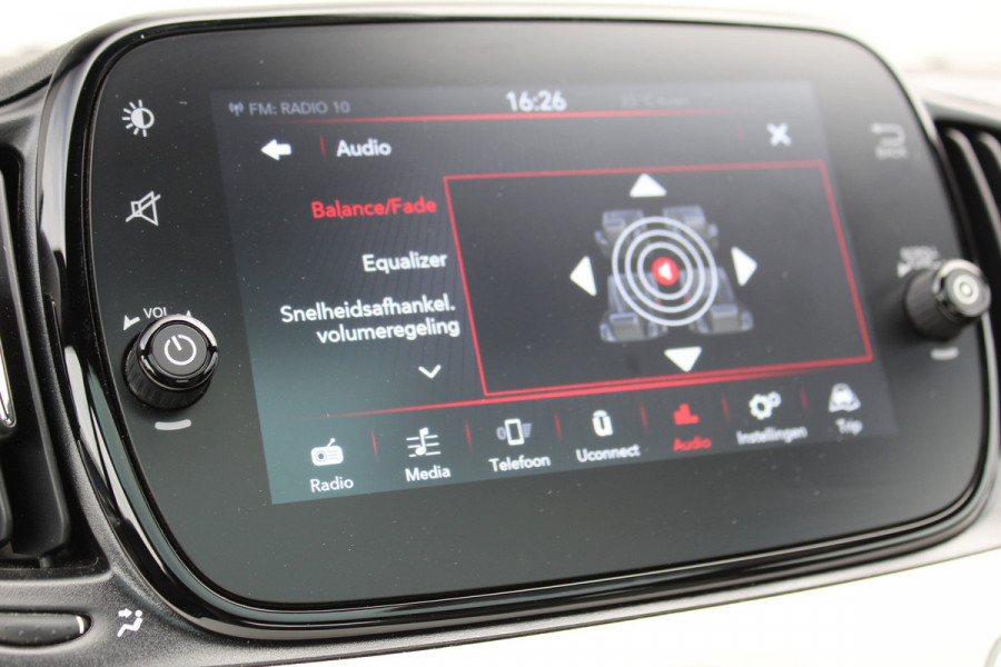 Fiat 500 1.0-70pk Mild-Hybrid 'Dolcevita'. 'Het goede leven' dat is het bezit van en het rijden in deze bloedmooie Italiaan ! Panoramadak, Autm. airco, Cruise Control, Navigatie by AppleCarplay/Android auto, Bluetooth telefoonvoorb., pdc achter etc.