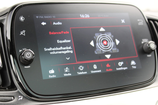 Fiat 500 1.0-70pk Mild-Hybrid 'Dolcevita'. 'Het goede leven' dat is het bezit van en het rijden in deze bloedmooie Italiaan ! Panoramadak, Autm. airco, Cruise Control, Navigatie by AppleCarplay/Android auto, Bluetooth telefoonvoorb., pdc achter etc.