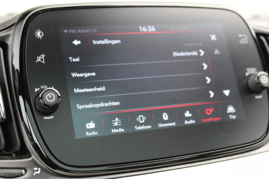 Fiat 500 1.0-70pk Mild-Hybrid 'Dolcevita'. 'Het goede leven' dat is het bezit van en het rijden in deze bloedmooie Italiaan ! Panoramadak, Autm. airco, Cruise Control, Navigatie by AppleCarplay/Android auto, Bluetooth telefoonvoorb., pdc achter etc.