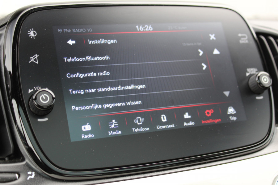 Fiat 500 1.0-70pk Mild-Hybrid 'Dolcevita'. 'Het goede leven' dat is het bezit van en het rijden in deze bloedmooie Italiaan ! Panoramadak, Autm. airco, Cruise Control, Navigatie by AppleCarplay/Android auto, Bluetooth telefoonvoorb., pdc achter etc.