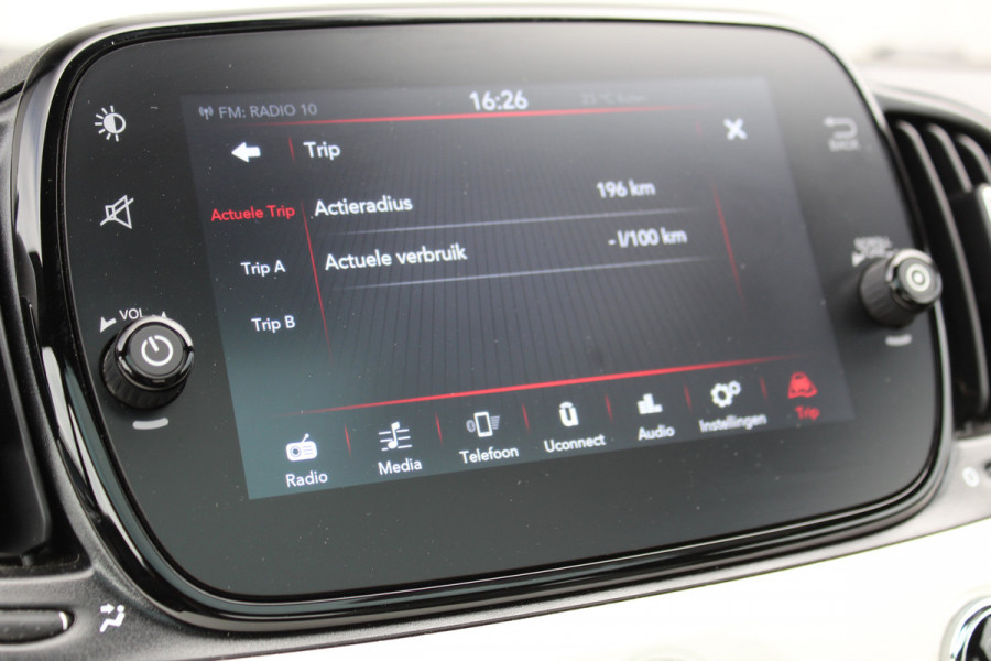 Fiat 500 1.0-70pk Mild-Hybrid 'Dolcevita'. 'Het goede leven' dat is het bezit van en het rijden in deze bloedmooie Italiaan ! Panoramadak, Autm. airco, Cruise Control, Navigatie by AppleCarplay/Android auto, Bluetooth telefoonvoorb., pdc achter etc.