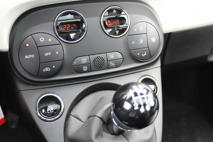 Fiat 500 1.0-70pk Mild-Hybrid 'Dolcevita'. 'Het goede leven' dat is het bezit van en het rijden in deze bloedmooie Italiaan ! Panoramadak, Autm. airco, Cruise Control, Navigatie by AppleCarplay/Android auto, Bluetooth telefoonvoorb., pdc achter etc.