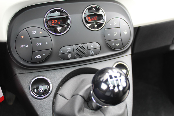 Fiat 500 1.0-70pk Mild-Hybrid 'Dolcevita'. 'Het goede leven' dat is het bezit van en het rijden in deze bloedmooie Italiaan ! Panoramadak, Autm. airco, Cruise Control, Navigatie by AppleCarplay/Android auto, Bluetooth telefoonvoorb., pdc achter etc.