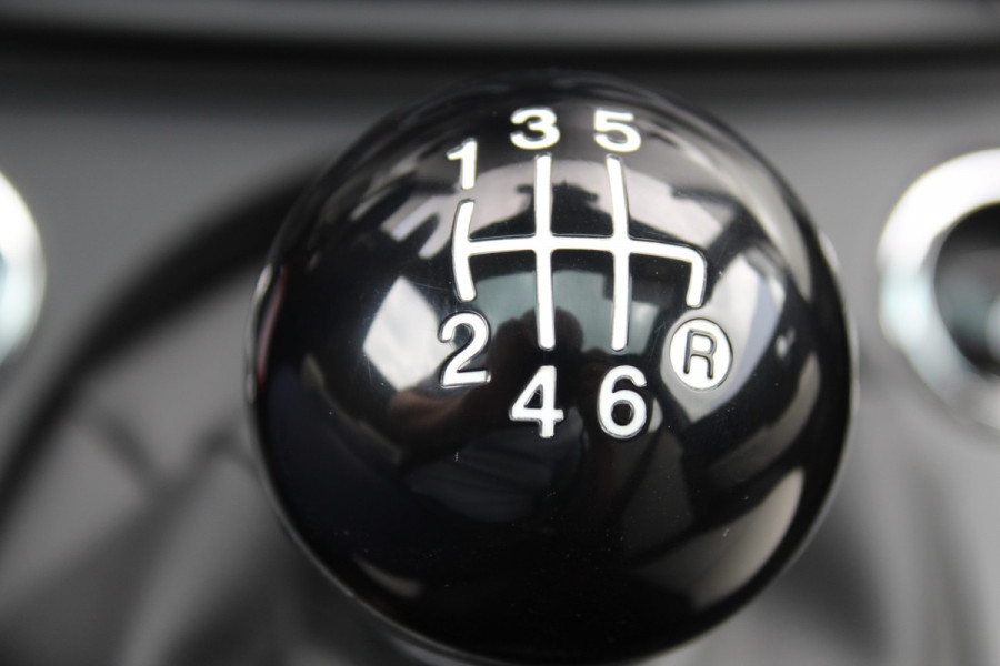 Fiat 500 1.0-70pk Mild-Hybrid 'Dolcevita'. 'Het goede leven' dat is het bezit van en het rijden in deze bloedmooie Italiaan ! Panoramadak, Autm. airco, Cruise Control, Navigatie by AppleCarplay/Android auto, Bluetooth telefoonvoorb., pdc achter etc.