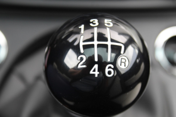 Fiat 500 1.0-70pk Mild-Hybrid 'Dolcevita'. 'Het goede leven' dat is het bezit van en het rijden in deze bloedmooie Italiaan ! Panoramadak, Autm. airco, Cruise Control, Navigatie by AppleCarplay/Android auto, Bluetooth telefoonvoorb., pdc achter etc.