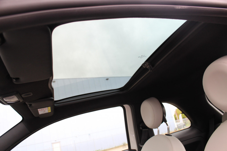 Fiat 500 1.0-70pk Mild-Hybrid 'Dolcevita'. 'Het goede leven' dat is het bezit van en het rijden in deze bloedmooie Italiaan ! Panoramadak, Autm. airco, Cruise Control, Navigatie by AppleCarplay/Android auto, Bluetooth telefoonvoorb., pdc achter etc.