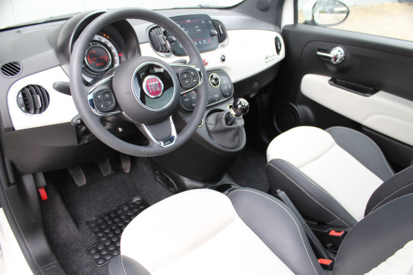 Fiat 500 1.0-70pk Mild-Hybrid 'Dolcevita'. 'Het goede leven' dat is het bezit van en het rijden in deze bloedmooie Italiaan ! Panoramadak, Autm. airco, Cruise Control, Navigatie by AppleCarplay/Android auto, Bluetooth telefoonvoorb., pdc achter etc.