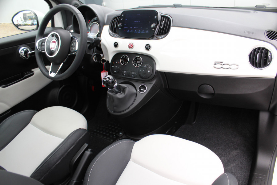 Fiat 500 1.0-70pk Mild-Hybrid 'Dolcevita'. 'Het goede leven' dat is het bezit van en het rijden in deze bloedmooie Italiaan ! Panoramadak, Autm. airco, Cruise Control, Navigatie by AppleCarplay/Android auto, Bluetooth telefoonvoorb., pdc achter etc.