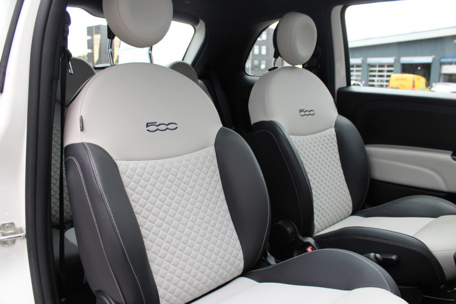 Fiat 500 1.0-70pk Mild-Hybrid 'Dolcevita'. 'Het goede leven' dat is het bezit van en het rijden in deze bloedmooie Italiaan ! Panoramadak, Autm. airco, Cruise Control, Navigatie by AppleCarplay/Android auto, Bluetooth telefoonvoorb., pdc achter etc.