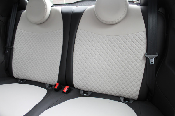 Fiat 500 1.0-70pk Mild-Hybrid 'Dolcevita'. 'Het goede leven' dat is het bezit van en het rijden in deze bloedmooie Italiaan ! Panoramadak, Autm. airco, Cruise Control, Navigatie by AppleCarplay/Android auto, Bluetooth telefoonvoorb., pdc achter etc.