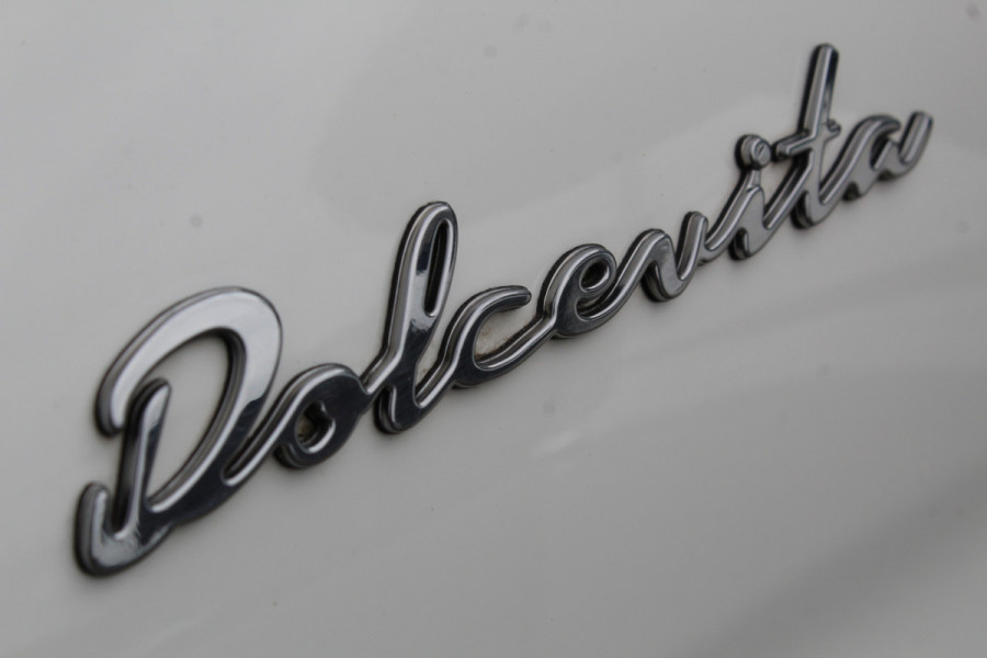 Fiat 500 1.0-70pk Mild-Hybrid 'Dolcevita'. 'Het goede leven' dat is het bezit van en het rijden in deze bloedmooie Italiaan ! Panoramadak, Autm. airco, Cruise Control, Navigatie by AppleCarplay/Android auto, Bluetooth telefoonvoorb., pdc achter etc.