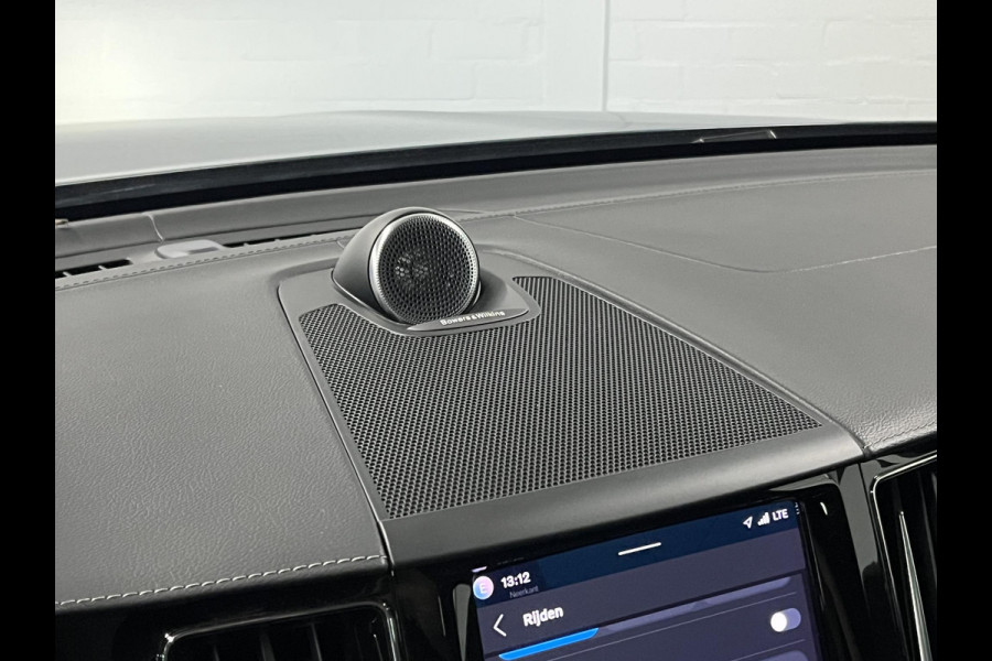 Volvo XC60 2.0 T8 Plug-in hybrid AWD Ultimate Dark *SOH 97%* Luchtvering | Trekhaak | Open dak | Bowers & Wilkins | Adapt. cruise | Stoel-/stuurverwarming | 360 camera | Head up