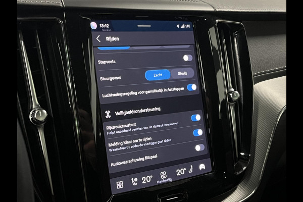 Volvo XC60 2.0 T8 Plug-in hybrid AWD Ultimate Dark *SOH 97%* Luchtvering | Trekhaak | Open dak | Bowers & Wilkins | Adapt. cruise | Stoel-/stuurverwarming | 360 camera | Head up