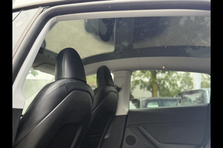 Tesla Model Y RWD 58 kWh UNIEK!| |VAN €35.900:,- VOOR: 32.877,- UW WKVOORDEEL: 3.023,- | STOEL + STUURWIELVERWARMING l CARBON PAKKET | TESLA FABRIEKSGARANTIE  9-2027 OF TOT 80.000 KM |