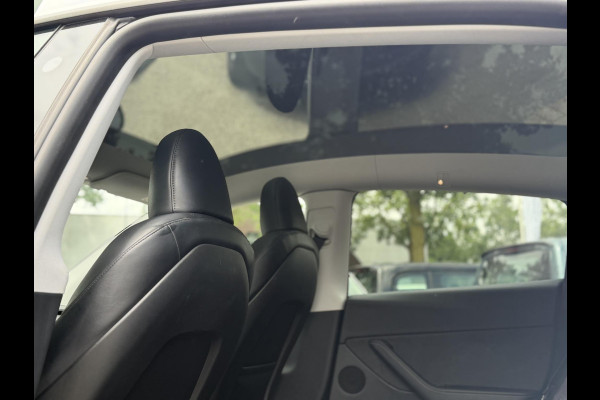 Tesla Model Y RWD 58 kWh UNIEK!| |VAN €35.900:,- VOOR: 32.877,- UW WKVOORDEEL: 3.023,- | STOEL + STUURWIELVERWARMING l CARBON PAKKET | TESLA FABRIEKSGARANTIE  9-2027 OF TOT 80.000 KM |