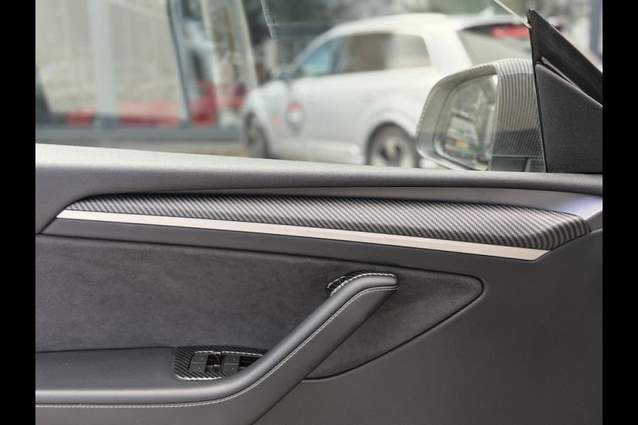 Tesla Model Y RWD 58 kWh UNIEK!| |VAN €35.900:,- VOOR: 32.877,- UW WKVOORDEEL: 3.023,- | STOEL + STUURWIELVERWARMING l CARBON PAKKET | TESLA FABRIEKSGARANTIE  9-2027 OF TOT 80.000 KM |