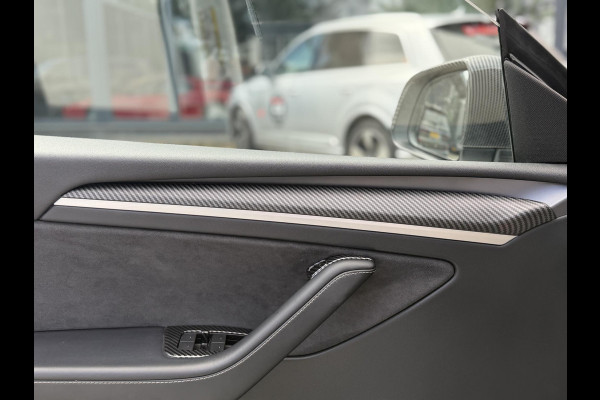 Tesla Model Y RWD 58 kWh UNIEK!| |VAN €35.900:,- VOOR: 32.877,- UW WKVOORDEEL: 3.023,- | STOEL + STUURWIELVERWARMING l CARBON PAKKET | TESLA FABRIEKSGARANTIE  9-2027 OF TOT 80.000 KM |