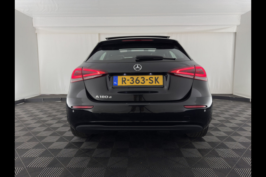 Mercedes-Benz A-Klasse 180 d Advantage (INCL-BTW) *PANO | LEATHER-FABRIC | WIDE-DIGICOCKPIT | AMBIENT-LIGHT | FULL-LED | SURROUND-VIEW | NAVI-FULLMAP | CARBON-INLAY | HEATED-SPORTSEATS | 17''ALU*