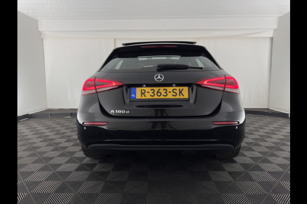 Mercedes-Benz A-Klasse 180 d Advantage (INCL-BTW) *PANO | LEATHER-FABRIC | WIDE-DIGICOCKPIT | AMBIENT-LIGHT | FULL-LED | SURROUND-VIEW | NAVI-FULLMAP | CARBON-INLAY | HEATED-SPORTSEATS | 17''ALU*