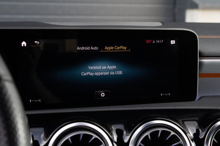 Mercedes-Benz CLA-Klasse 200 Orangeart Edition AMG PANO 360 Stoelverwarming Alarmsysteem