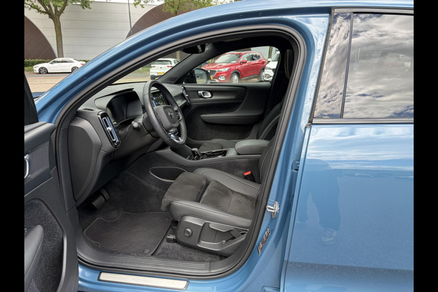 Volvo C40 Recharge Core 69 kWh SOH 93%|| VAN: 33.900,- VOOR: 30.877,- UW WKVOORDEEL: 3.023,-|VOLVO DEALER ONDERHOUDEN| ACHTERUITRIJCAMERA| PANORAMADAK| STOEL + STUURVERWARMING| RIJKLAARPRIJS INCL. 12 MAANDEN BOVAG GARANTIE|