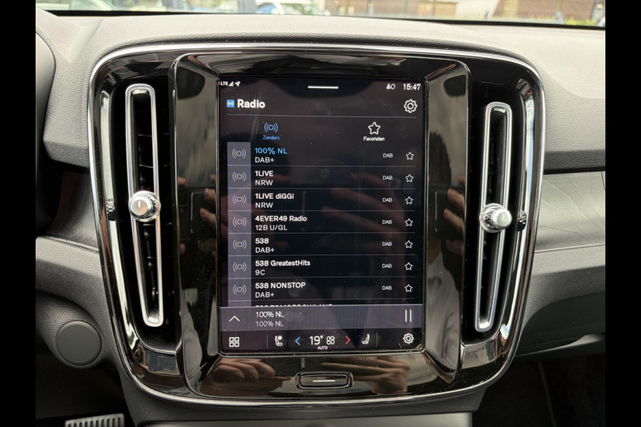 Volvo C40 Recharge Core 69 kWh SOH 93%|| VAN: 33.900,- VOOR: 30.877,- UW WKVOORDEEL: 3.023,-|VOLVO DEALER ONDERHOUDEN| ACHTERUITRIJCAMERA| PANORAMADAK| STOEL + STUURVERWARMING| RIJKLAARPRIJS INCL. 12 MAANDEN BOVAG GARANTIE|