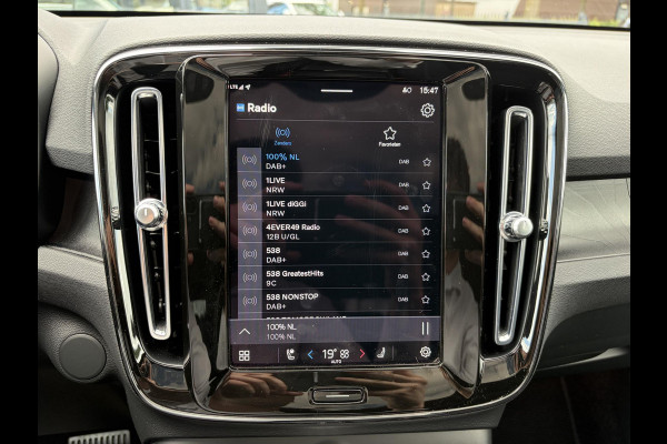 Volvo C40 Recharge Core 69 kWh SOH 93%|| VAN: 33.900,- VOOR: 30.877,- UW WKVOORDEEL: 3.023,-|VOLVO DEALER ONDERHOUDEN| ACHTERUITRIJCAMERA| PANORAMADAK| STOEL + STUURVERWARMING| RIJKLAARPRIJS INCL. 12 MAANDEN BOVAG GARANTIE|