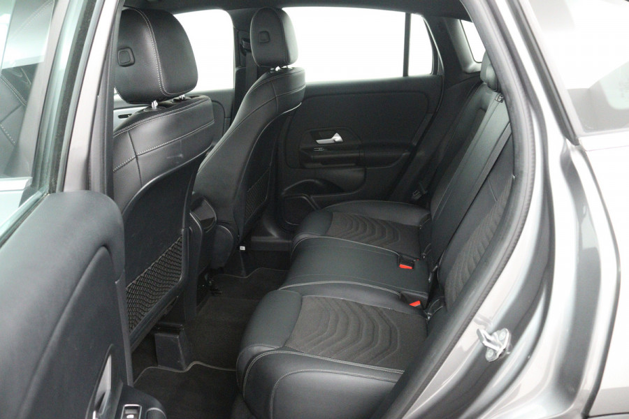 Mercedes-Benz GLA 180 Business Solution (STOELVERWARMING, CAMERA, CRUISE CONTROL, PARKEERSENSOREN)