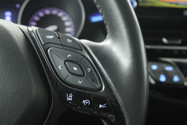 Toyota C-HR 2.0 Hybrid Bi-Tone (SFEERVERLICHTING, STOELVERWARMING, ACHTERUITRIJCAMERA, PARKEERSENSOREN)