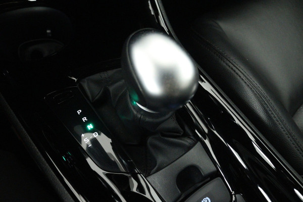Toyota C-HR 2.0 Hybrid Bi-Tone (SFEERVERLICHTING, STOELVERWARMING, ACHTERUITRIJCAMERA, PARKEERSENSOREN)