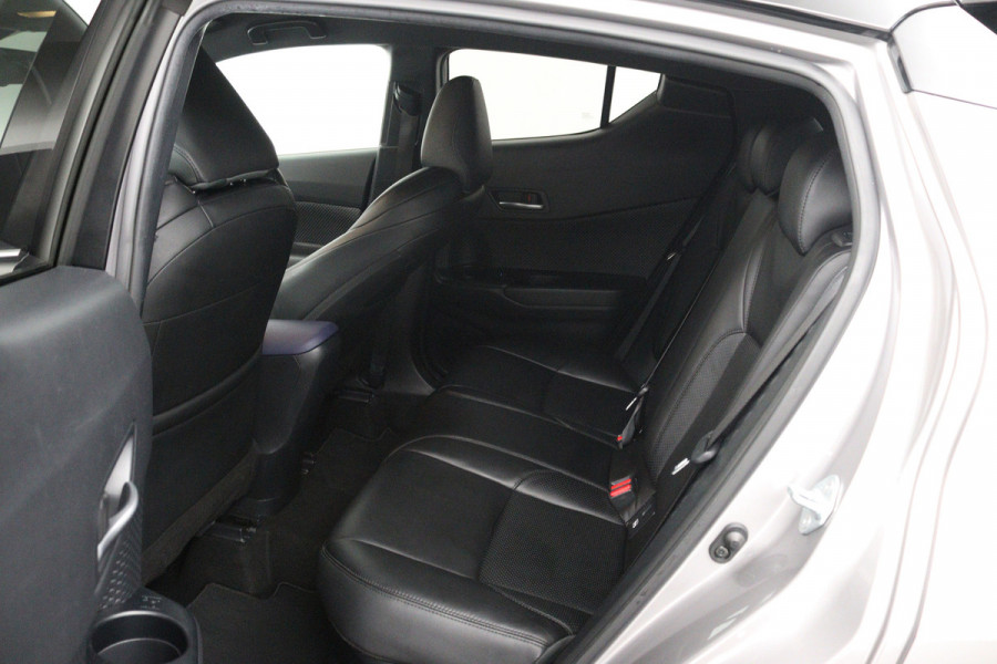 Toyota C-HR 2.0 Hybrid Bi-Tone (SFEERVERLICHTING, STOELVERWARMING, ACHTERUITRIJCAMERA, PARKEERSENSOREN)