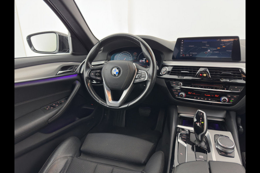 BMW 5 Serie 520i Executive Edition Sportline Aut. *LEATHER-FABRIC | FULL-LED | DIGI-COCKIT | KEYLESS | NAVI-FULLMAP | HEATED-SPORTSEATS | PRIVACY-GLASS | AMBIENTLIGHT | ECC | CARPLAY | PDC | TOWBAR | 18"ALU*