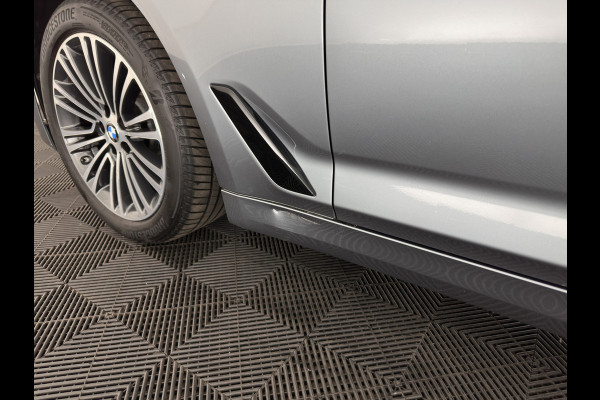 BMW 5 Serie 520i Executive Edition Sportline Aut. *LEATHER-FABRIC | FULL-LED | DIGI-COCKIT | KEYLESS | NAVI-FULLMAP | HEATED-SPORTSEATS | PRIVACY-GLASS | AMBIENTLIGHT | ECC | CARPLAY | PDC | TOWBAR | 18"ALU*