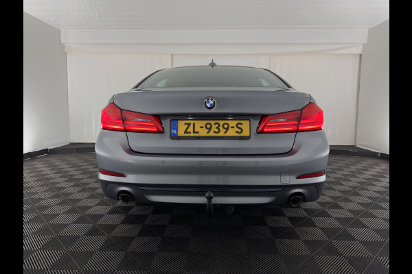 BMW 5 Serie 520i Executive Edition Sportline Aut. *LEATHER-FABRIC | FULL-LED | DIGI-COCKIT | KEYLESS | NAVI-FULLMAP | HEATED-SPORTSEATS | PRIVACY-GLASS | AMBIENTLIGHT | ECC | CARPLAY | PDC | TOWBAR | 18"ALU*