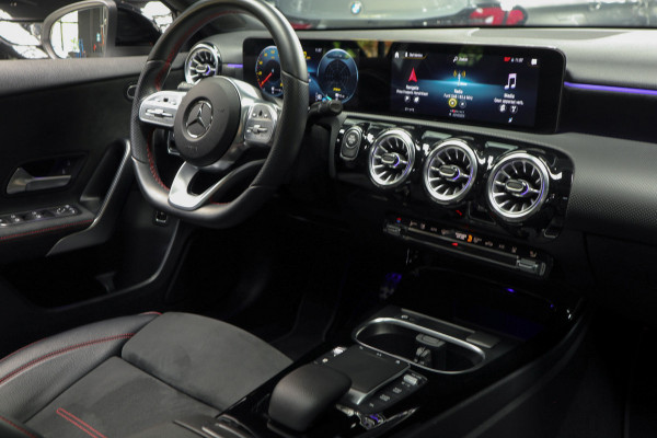 Mercedes-Benz A-Klasse 250e AMG Panodak Leer Navi PTS Ambient Climate Zwarte binnenhemel Cruise Stoelverwarming LM velgen EQ BTW auto!