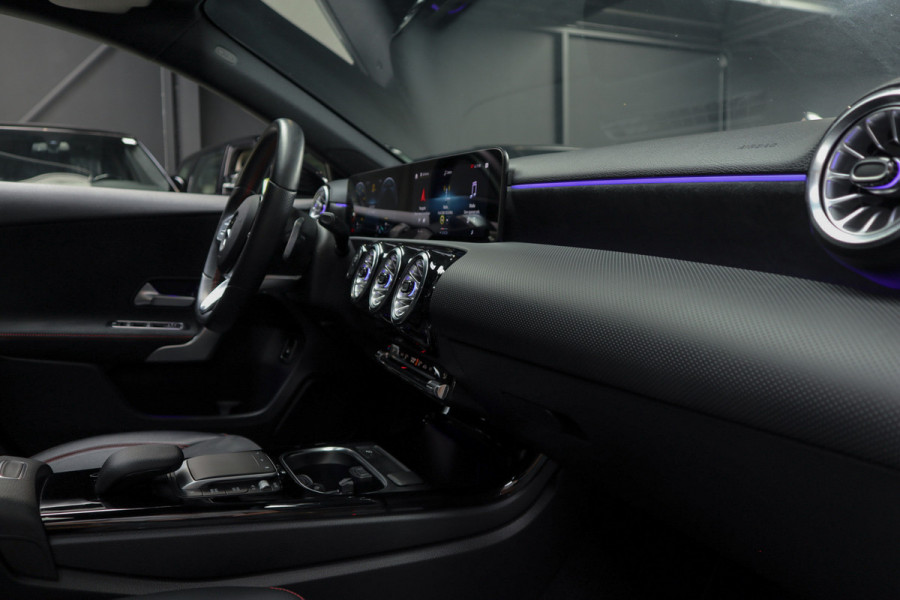 Mercedes-Benz A-Klasse 250e AMG Panodak Leer Navi PTS Ambient Climate Zwarte binnenhemel Cruise Stoelverwarming LM velgen EQ BTW auto!
