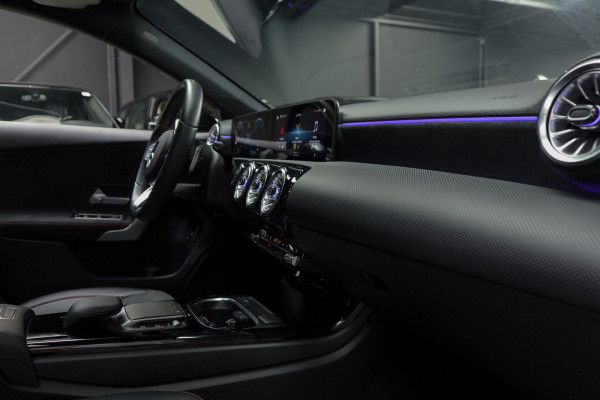 Mercedes-Benz A-Klasse 250e AMG Panodak Leer Navi PTS Ambient Climate Zwarte binnenhemel Cruise Stoelverwarming LM velgen EQ BTW auto!