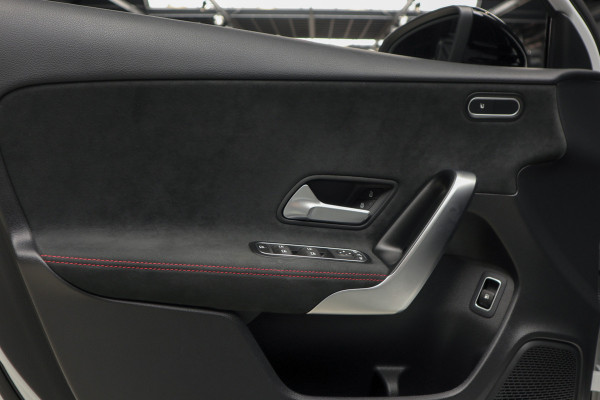 Mercedes-Benz A-Klasse 250e AMG Panodak Leer Navi PTS Ambient Climate Zwarte binnenhemel Cruise Stoelverwarming LM velgen EQ BTW auto!