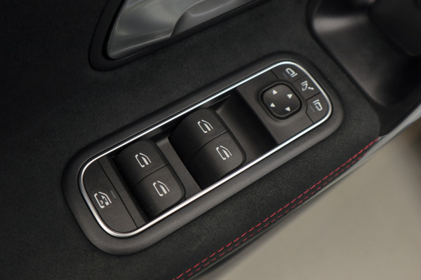 Mercedes-Benz A-Klasse 250e AMG Panodak Leer Navi PTS Ambient Climate Zwarte binnenhemel Cruise Stoelverwarming LM velgen EQ BTW auto!