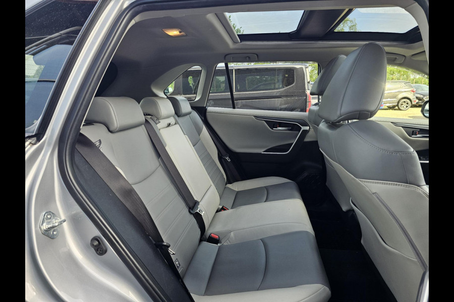 Toyota RAV4 2.5 Hybrid AWD Bi-Tone 220 pk | Trekhaak | Leder | Schuif-kanteldak | JBL geluid | Stoelverwarming | Camera etc.