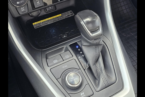 Toyota RAV4 2.5 Hybrid AWD Bi-Tone 220 pk | Trekhaak | Leder | Schuif-kanteldak | JBL geluid | Stoelverwarming | Camera etc.